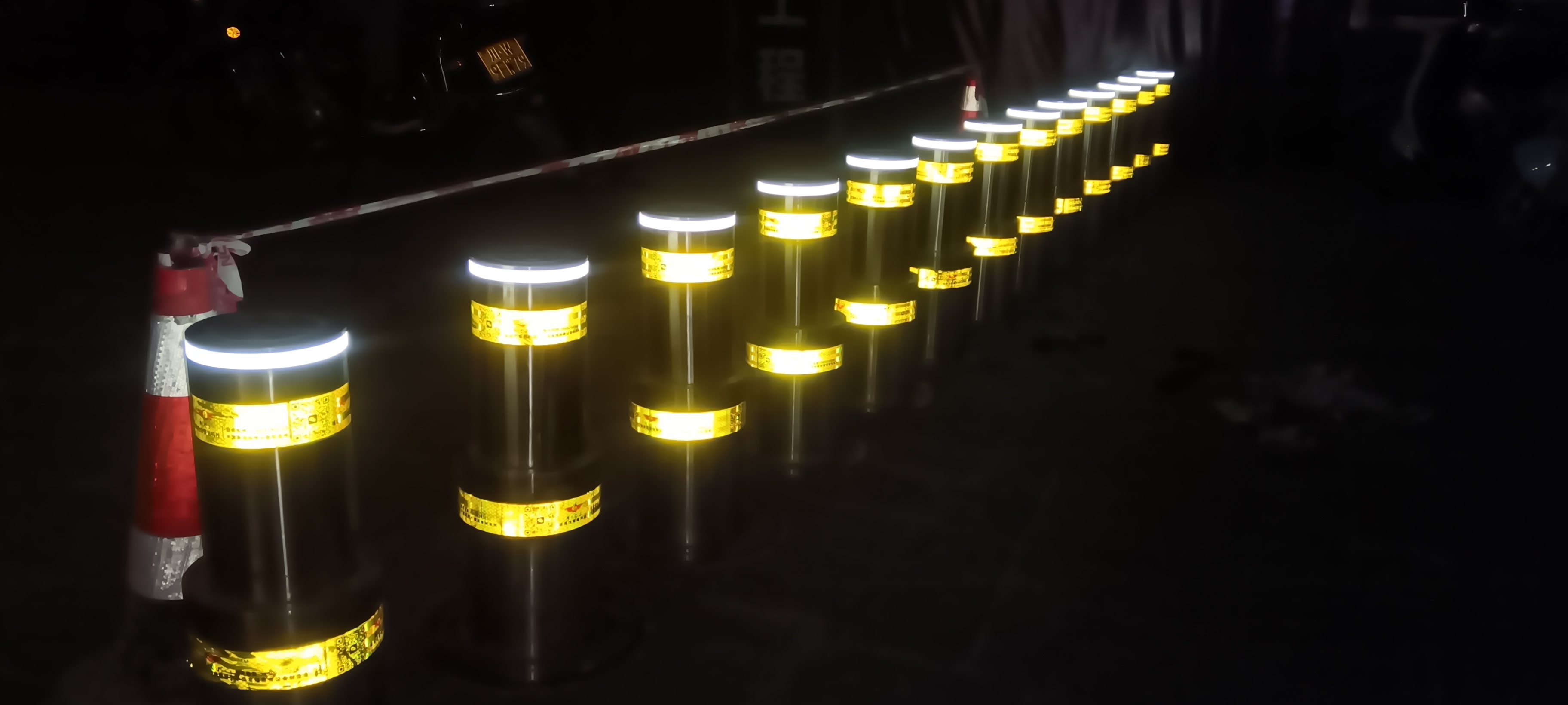 Hydraulisk automatisk stigande pollare